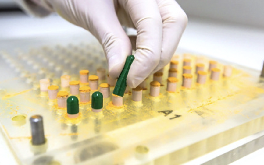 Processo de manipulação de cápsulas no laboratório Fórmula Plus
